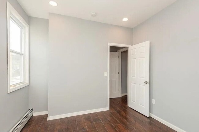 Building Photo - 705 8th St