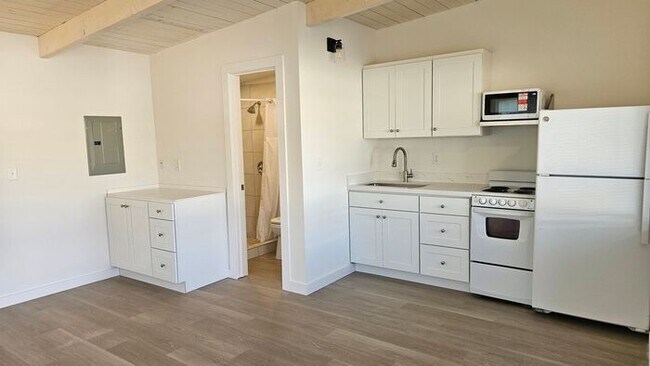 Building Photo - Tacoma/ Parkland Updated Studio