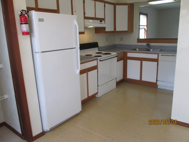 All appliances/pass through to living area - 3512 Plum St