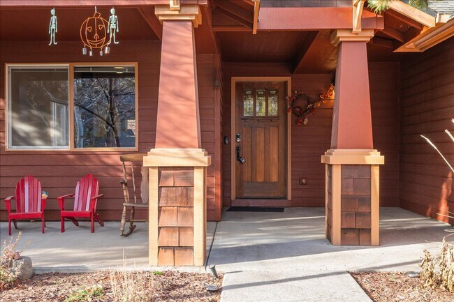 Building Photo - 3bed/2bath Furnished Mid-Term Single Level...