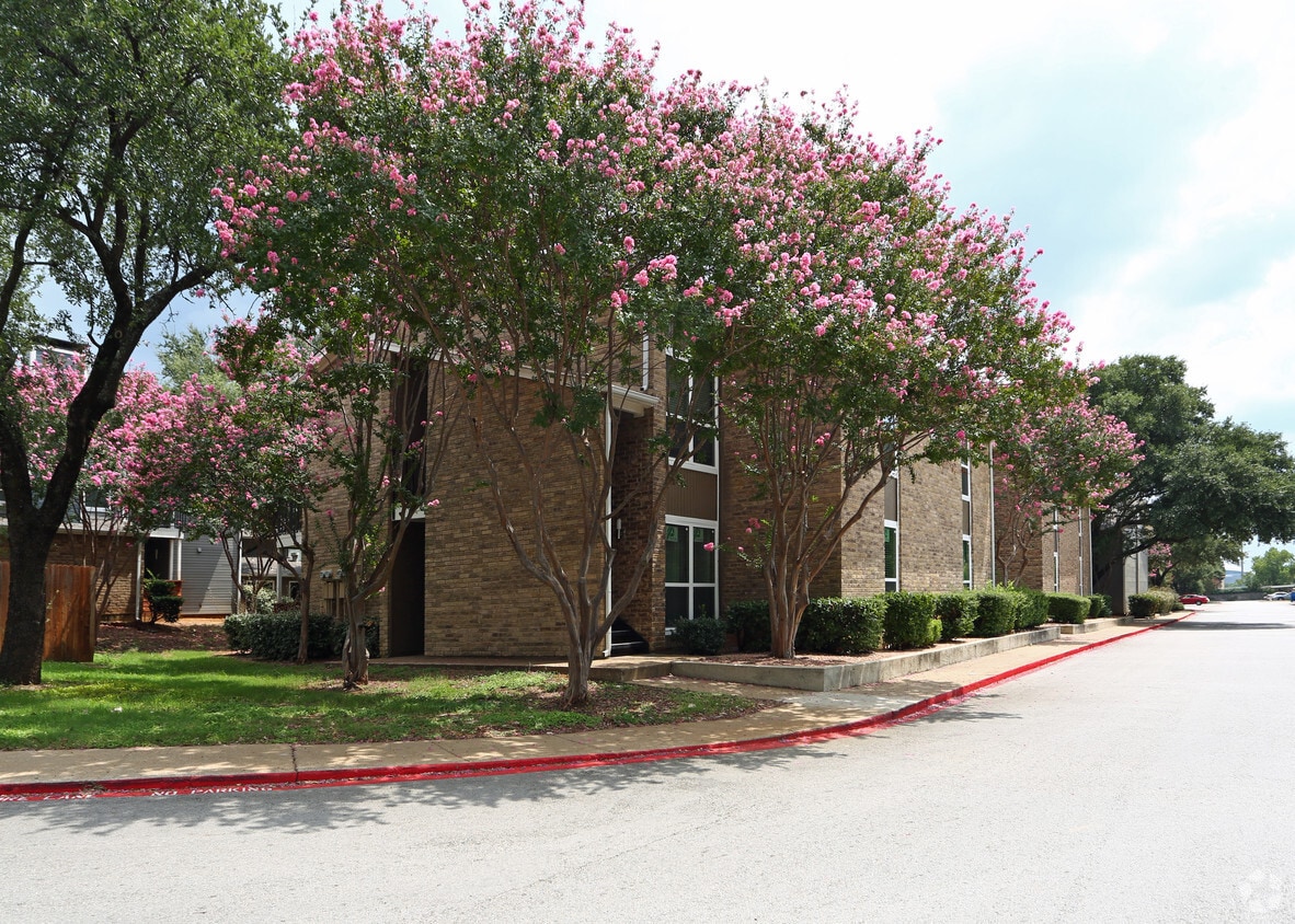 The Residence on Lamar 1224 E Lamar Blvd Arlington, TX