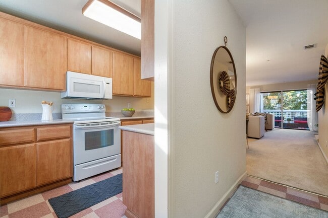 Building Photo - Upper level 2 bedroom, 2.5 bath condo located in Ashford Ct.  1 car garage & In-unit Laundry!