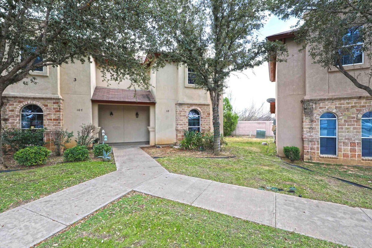 10706 International Blvd Unit 108, Laredo, TX 78045 Condo for Rent in
