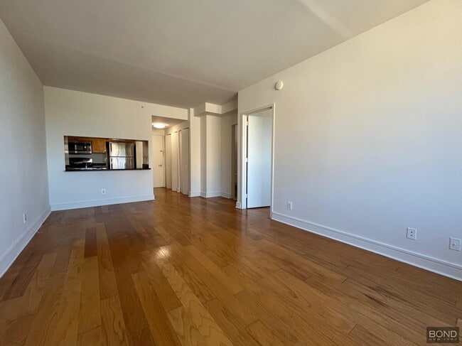Building Photo - 323 W 96th St
