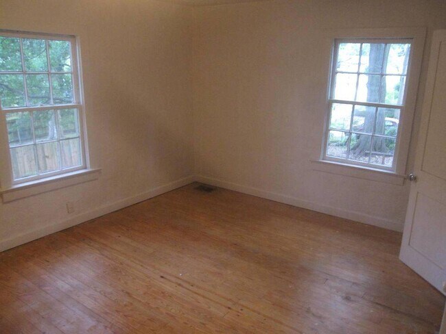 Every bedroom has natural light - 711 Delmar Ave SE