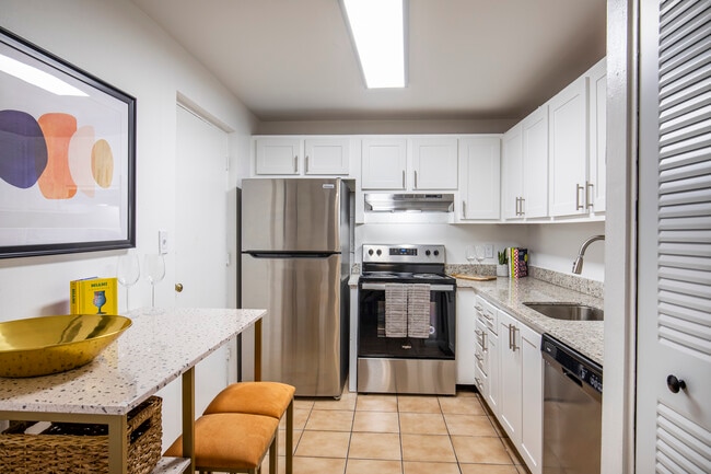 Building Photo - Del Oro Apartment Homes