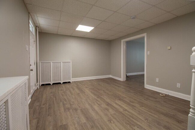 Foto del edificio - Gut Renovated Three Bedroom/1.5 Bathroom H...