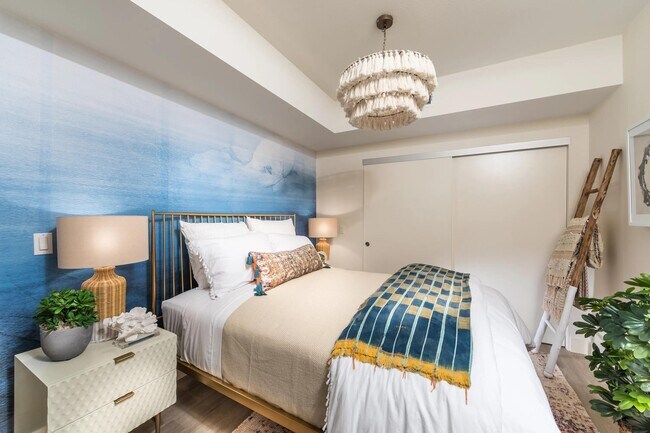 Dormitorio principal con amplio espacio de guardarropa y acceso a un baño estilo spa. - 580 Anton
