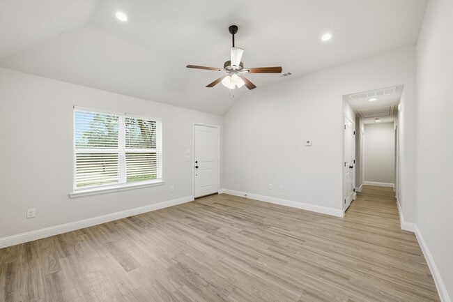 Foto del edificio - Immaculate 3 Bedroom Home with Stainless Appliances & Modern Finishes Throughout