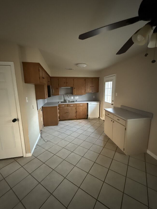 Foto del edificio - 220 Nichols Dr