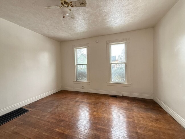 Foto del edificio - HOUSE...LARGE 3 Bedroom 2 Bath
