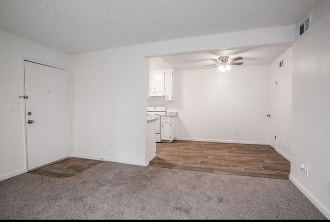 Disponemos de alfombras y vinilo; por favor, indíquenos qué tipo de moqueta busca. - Villas del Norte Apartments