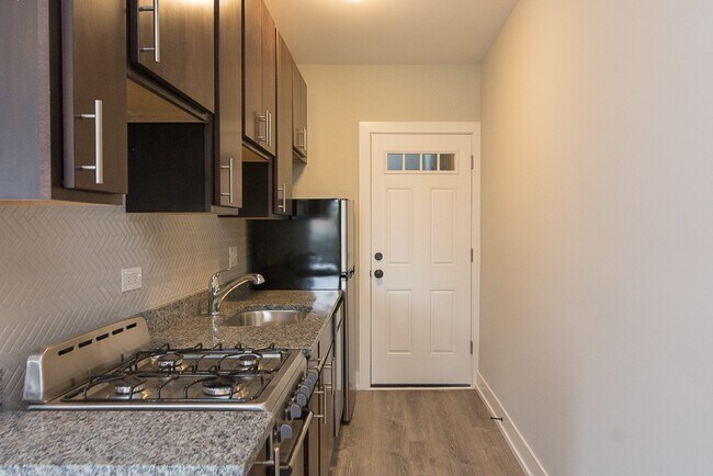 Foto del edificio - 706 W Brompton Ave