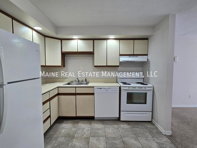 Building Photo - 20 Tall Pines Dr