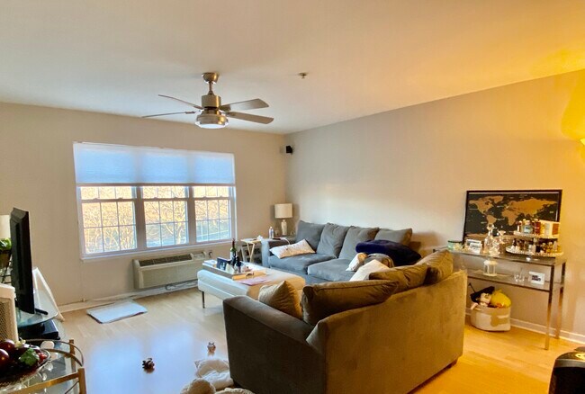 Foto del edificio - 547 Gorge Rd