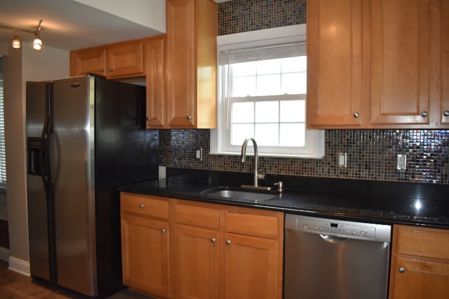 Building Photo - 7001 Roslyn Ave