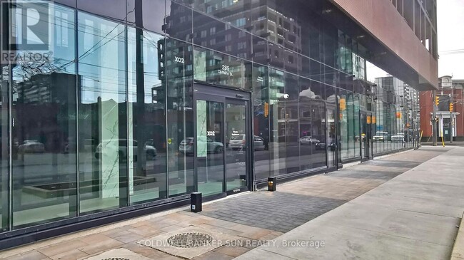 Building Photo - 285 Dufferin St