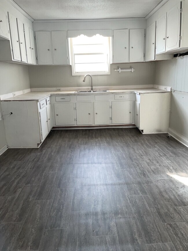 Building Photo - 2 Bedroom 1 Bathroom