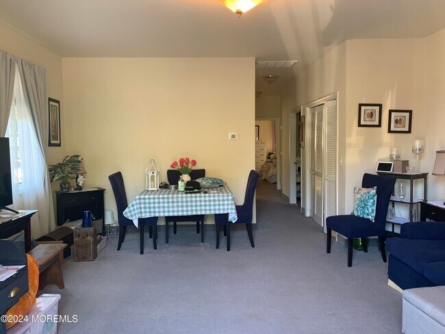 Foto del edificio - 539 Newman Springs Rd