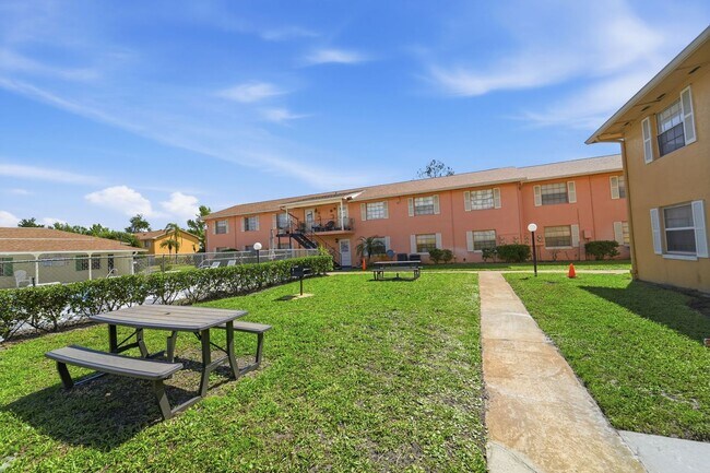 Foto del edificio - 1655 W Oak Ridge Rd