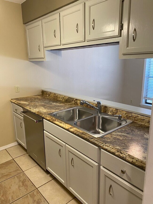 Foto del edificio - Darling Gathering Place Brookside Townhouse - Gated Community - 1 bedroom 1.5 bath, Small Fenced ...