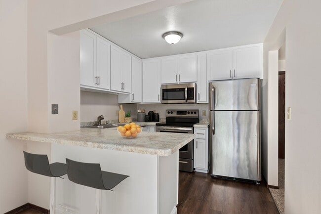 Building Photo - Beautiful Newly Renovated 4 Bedrooms and 2...