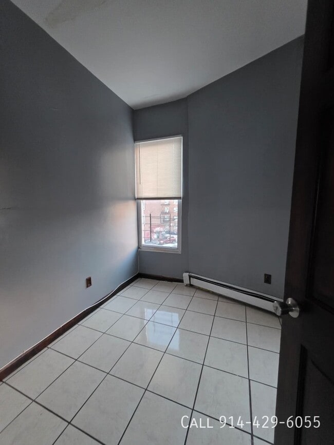 Building Photo - 104 Oak St