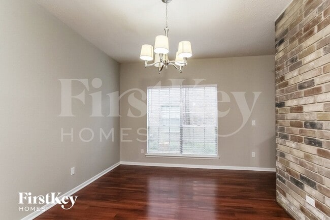 Building Photo - 123 S Village Knoll Cir