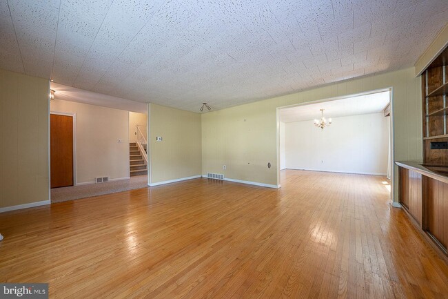 Building Photo - 1395 Varnum Dr
