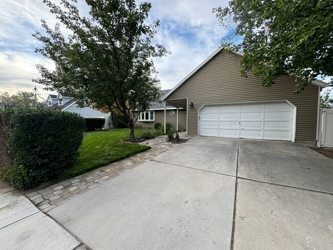 Building Photo - 992 Halcyon Dr