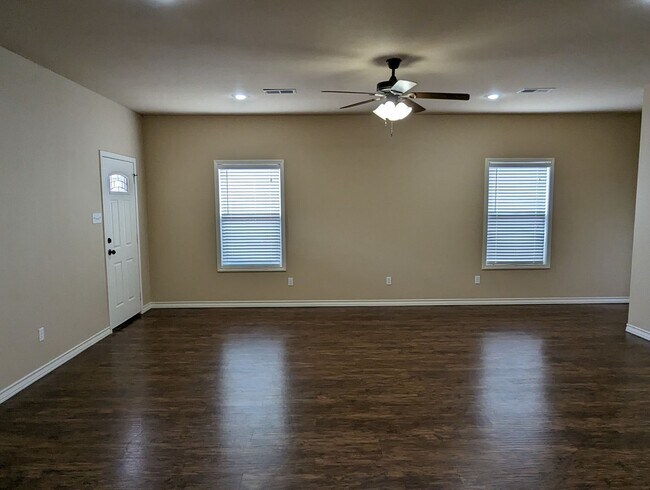 Building Photo - High-end Duplex in Frenship District