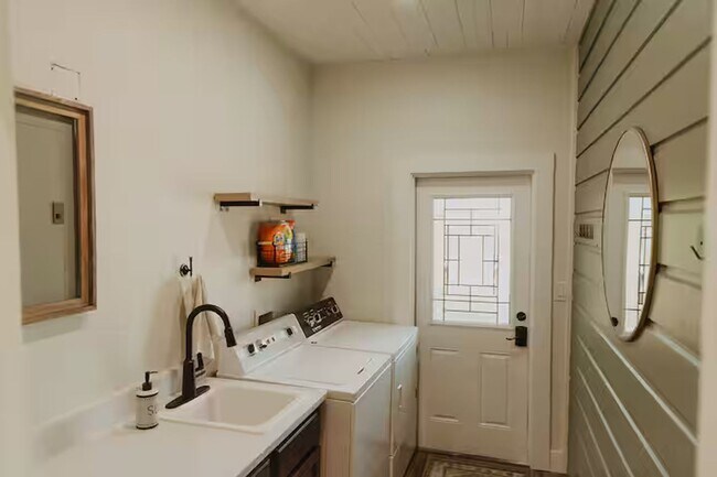 Foto del edificio - Historic Charm Meets Modern Comfort – Fully Furnished