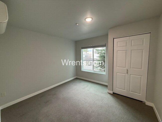 Building Photo - Quiet Small town Apartment in Davenport