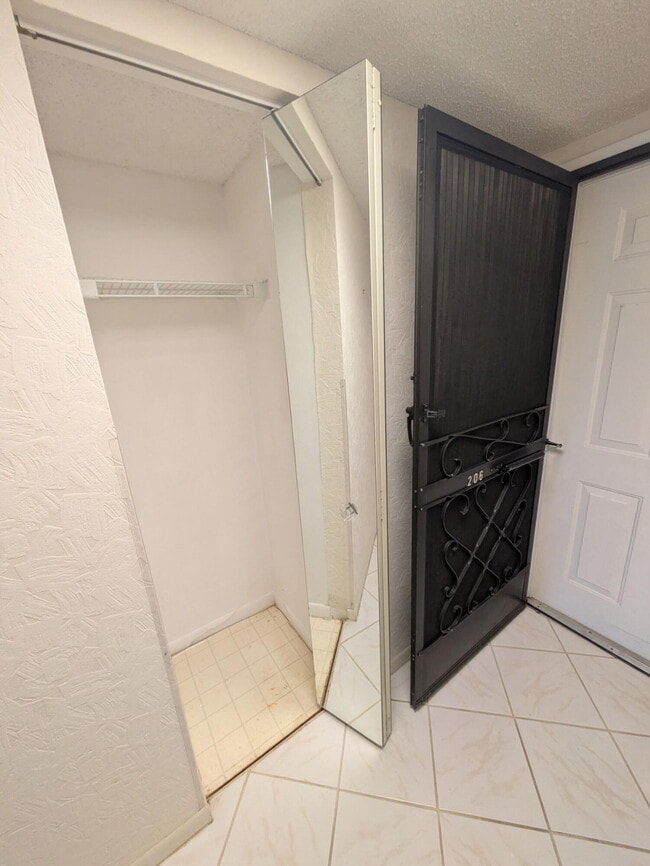 Foto del edificio - 4725 Lucerne Lakes Blvd E