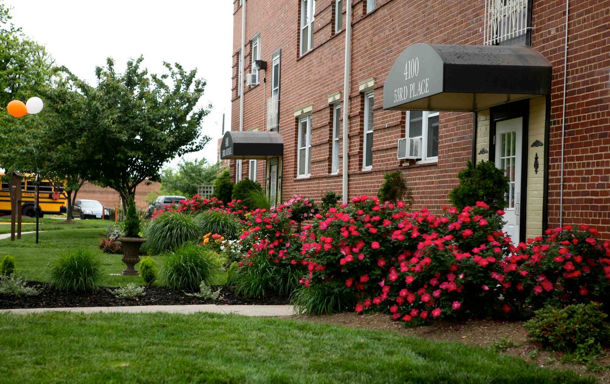 Foto principal - Hillcrest Village Apartments