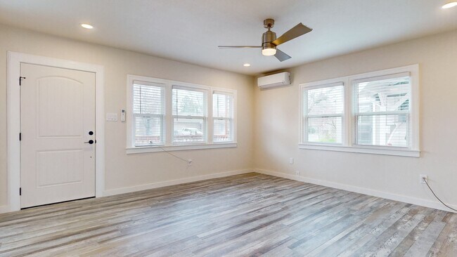 Foto del edificio - Beautiful 2 Bedroom 1.5 Bathroom Home! Sho...