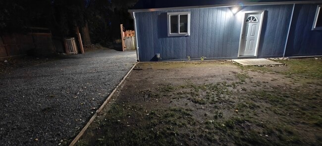 Frente de la casa por la noche - 15010 26th Ave NE