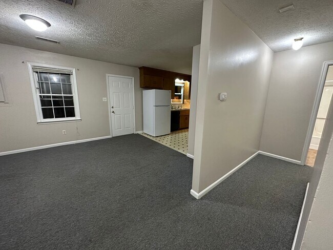 Building Photo - Two bedroom moments from Wards Rd shopping...