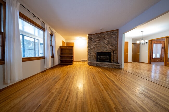 Building Photo - 140 Surrey Trail N