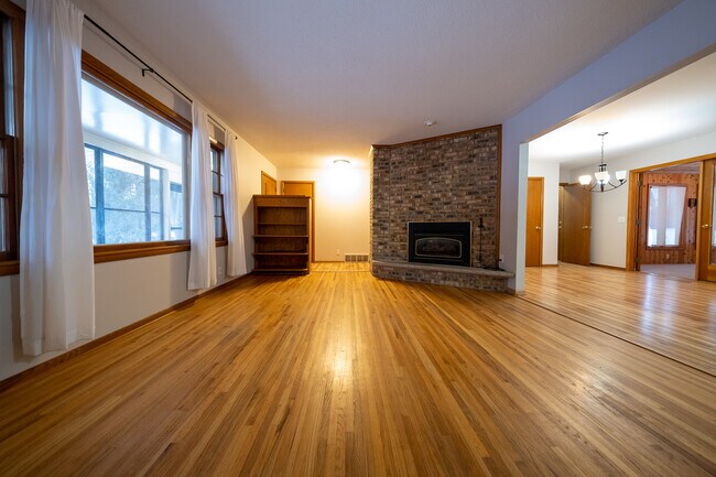 Foto del edificio - 140 Surrey Trail N