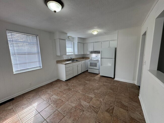 Foto del edificio - 3 Bedroom, 1 Bath House East Nashville with large back yard!