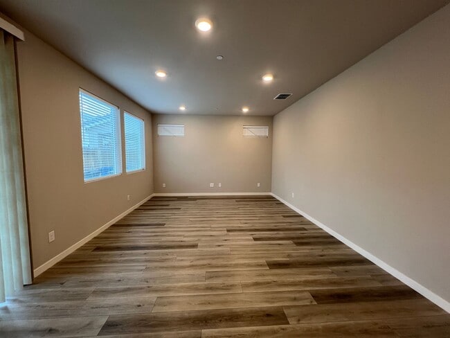 Foto del edificio - Lovely 3 Bedroom 2 Bathroom Home Close to Parks, Restaurants, Freeway Access, And More!