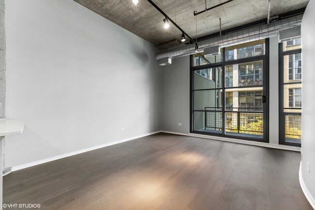 Building Photo - 900 N Kingsbury St
