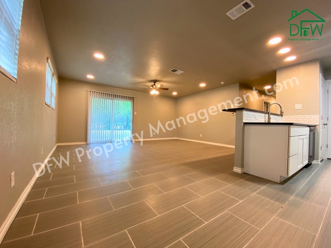 Building Photo - Charming 4 Bedroom 2 Bathroom Home on a Corner Lot in Fort Worth!