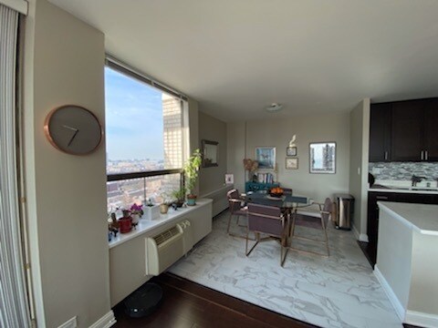 Foto del edificio - 1460 N Sandburg Terrace