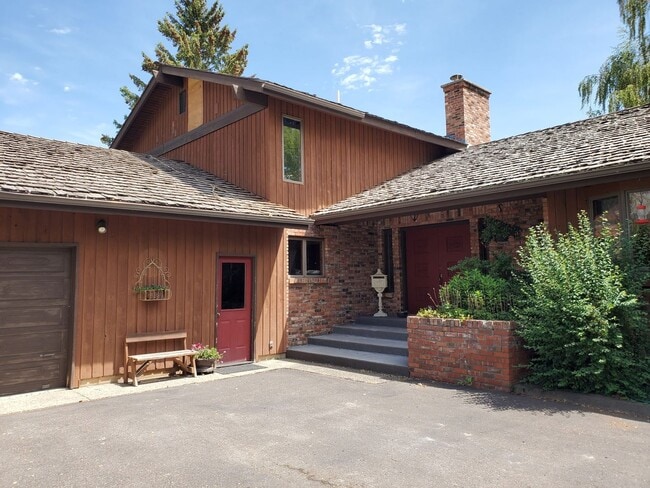 Building Photo - Kalispell Home with stunning mountain views