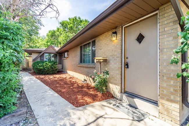 Building Photo - 2 bedroom/ 1 bath