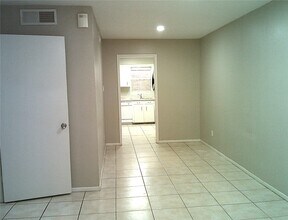 Building Photo - 1102 W Tri Oaks Ln