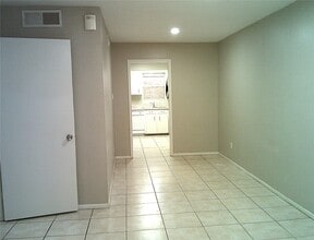 Building Photo - 1102 W Tri Oaks Ln