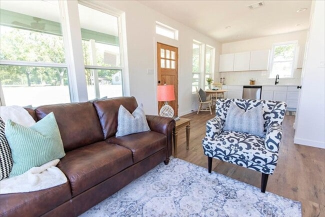 Building Photo - Move-In Ready, Beautiful 3 Bed 2 Bath - Ho...